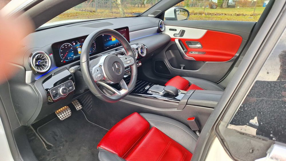 Wypożyczalnia aut oferuje MERCEDES BENZ CLA 200 AMG