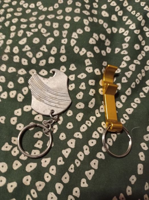 Dwa otwieracze do butelek. Komplet