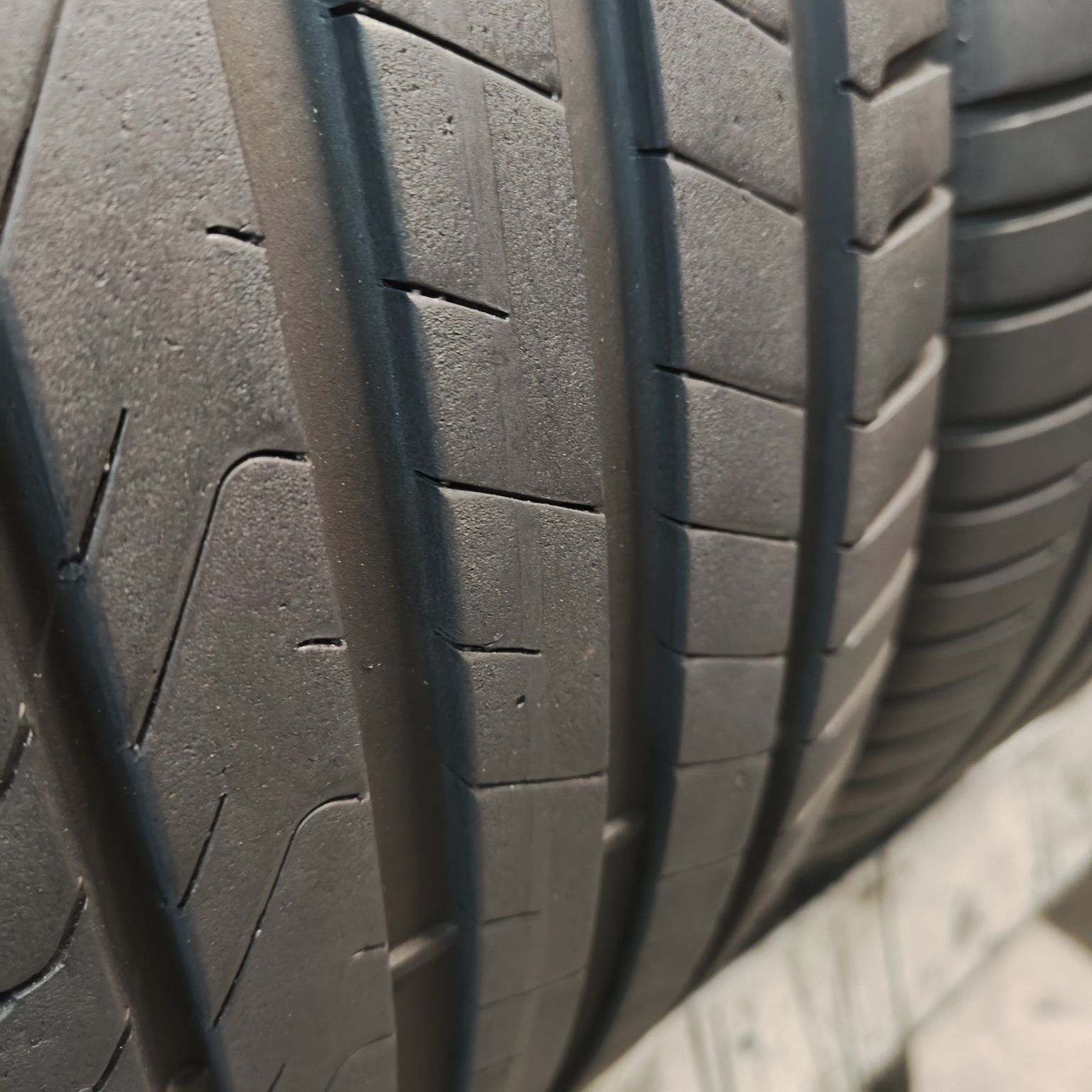 235/45/18 XL Sprzedam parę opon letnich Pirelli