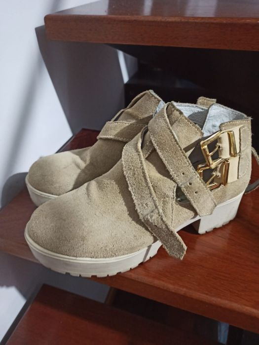 Sapatos de mulher em carmuça