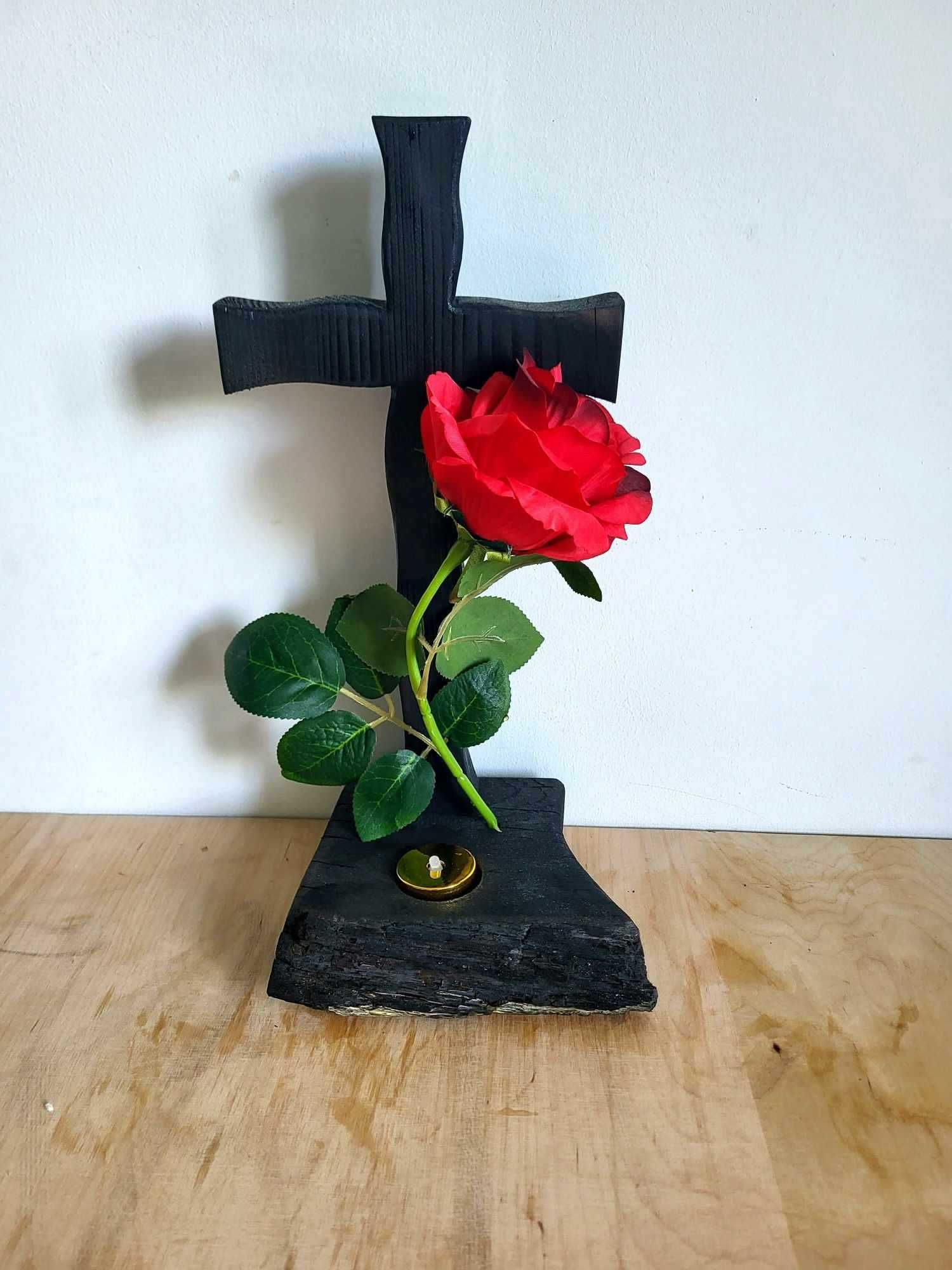 stroik krzyż z drewna stroiki na grób i cmentarz z różą i lampkami XL