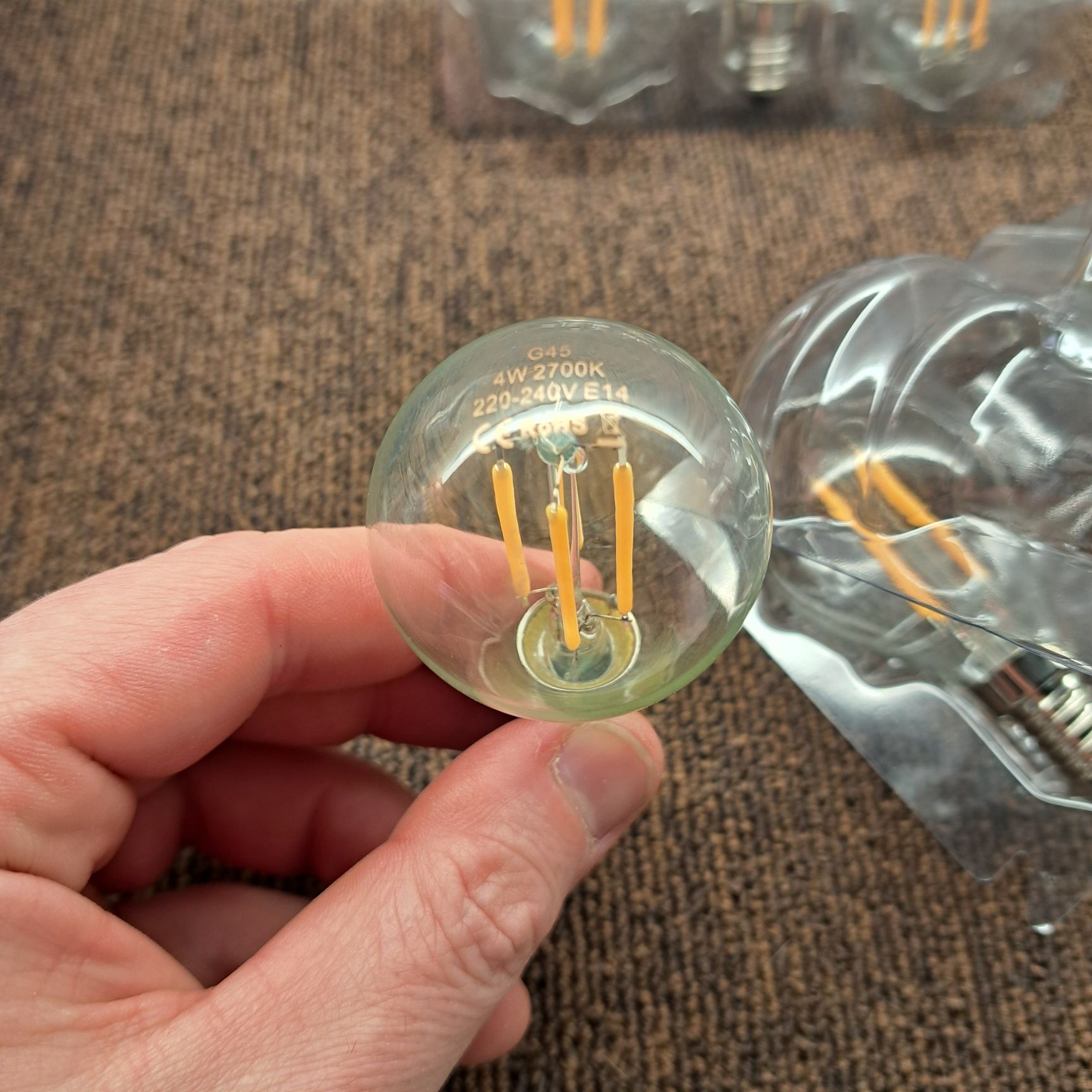 Żarówka LED E14 4W G45 2700K.