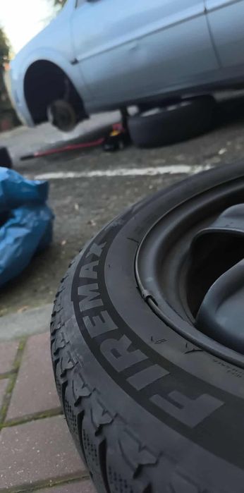 Komplet zimówek FIREMAX 215/55 R16 na stalowych felgach strukturalnych