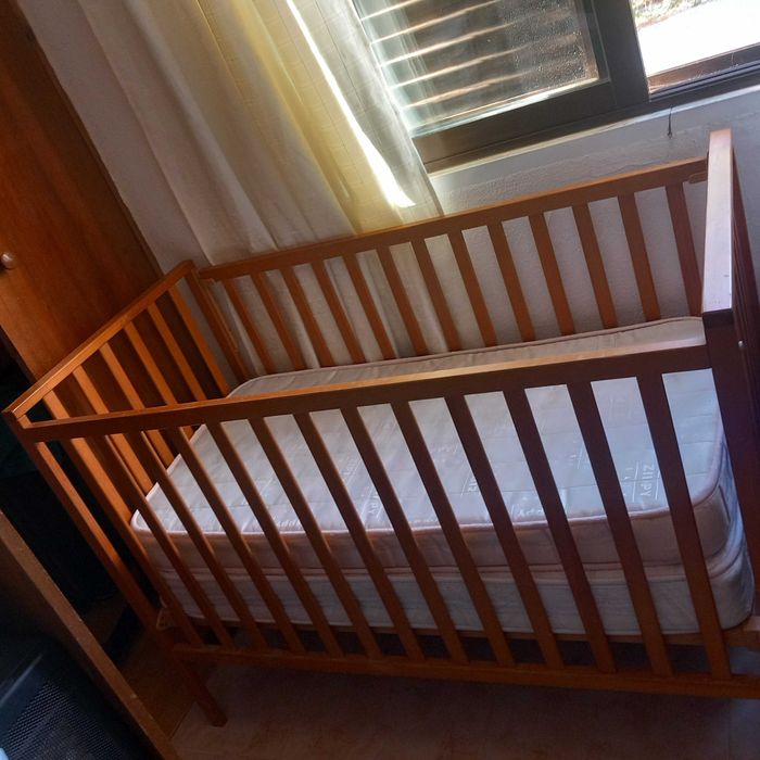 Berço com colchão e carrinho chico tudo por €50