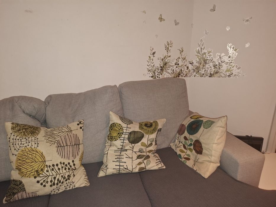 Sofá chaise lounge cinza claro com capas e almofadas incluídas