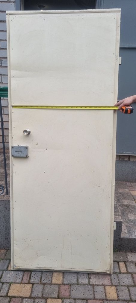 Двері металеві із замком.
