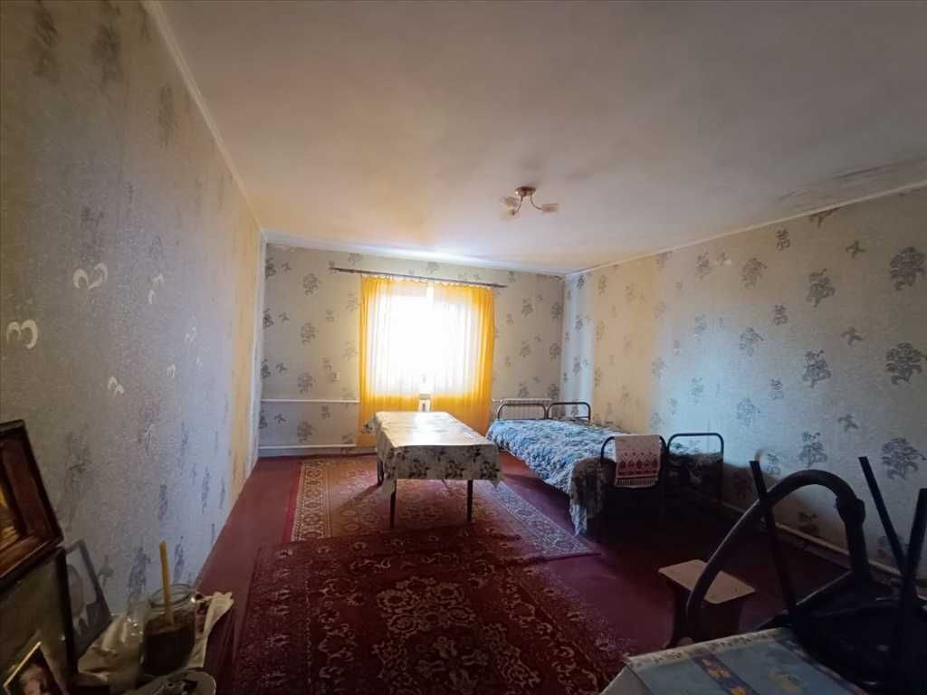 Затишний будинок поруч із містом