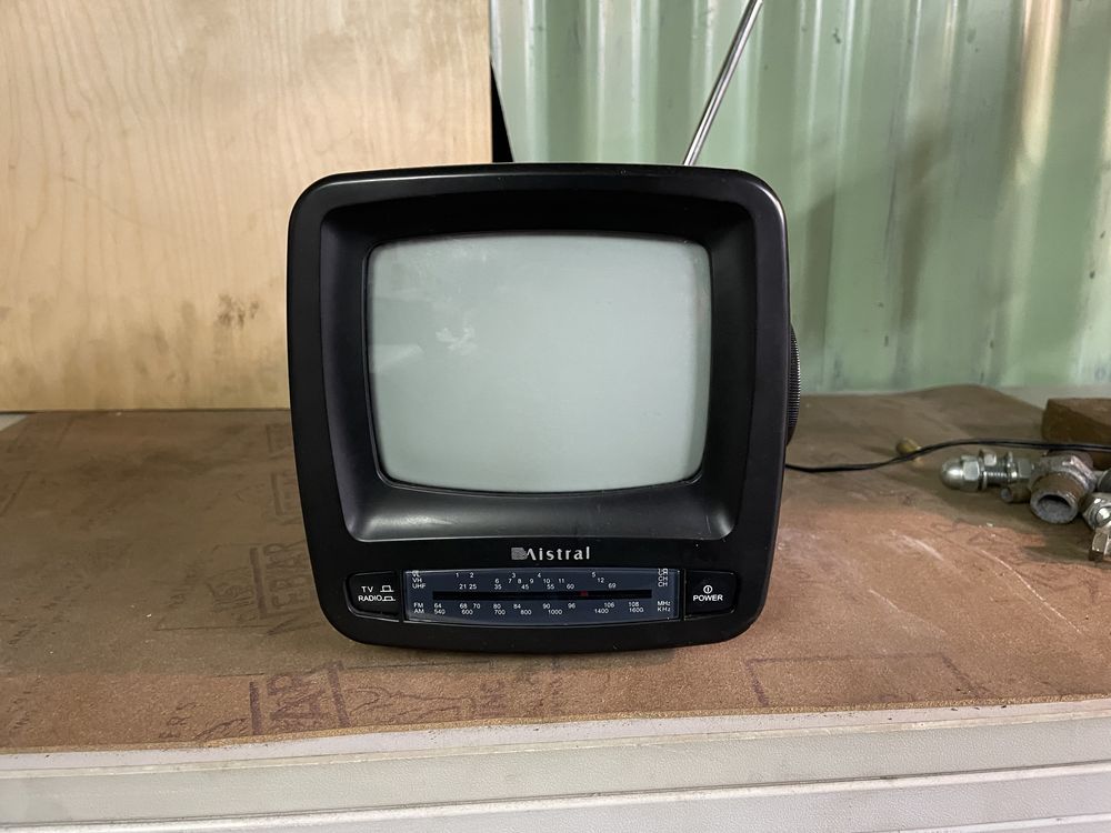 Malutki telewizorek Mistral Retro TV506R