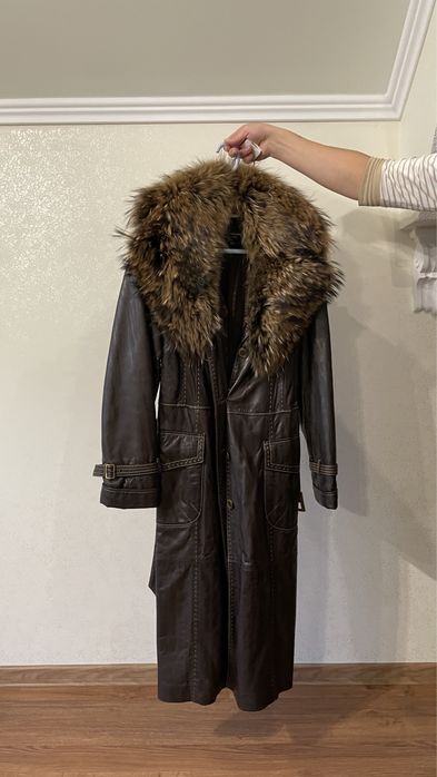 Жіноче шкіряне пальто