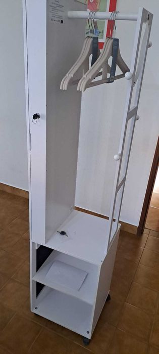 Espelho vertical com joalheiro