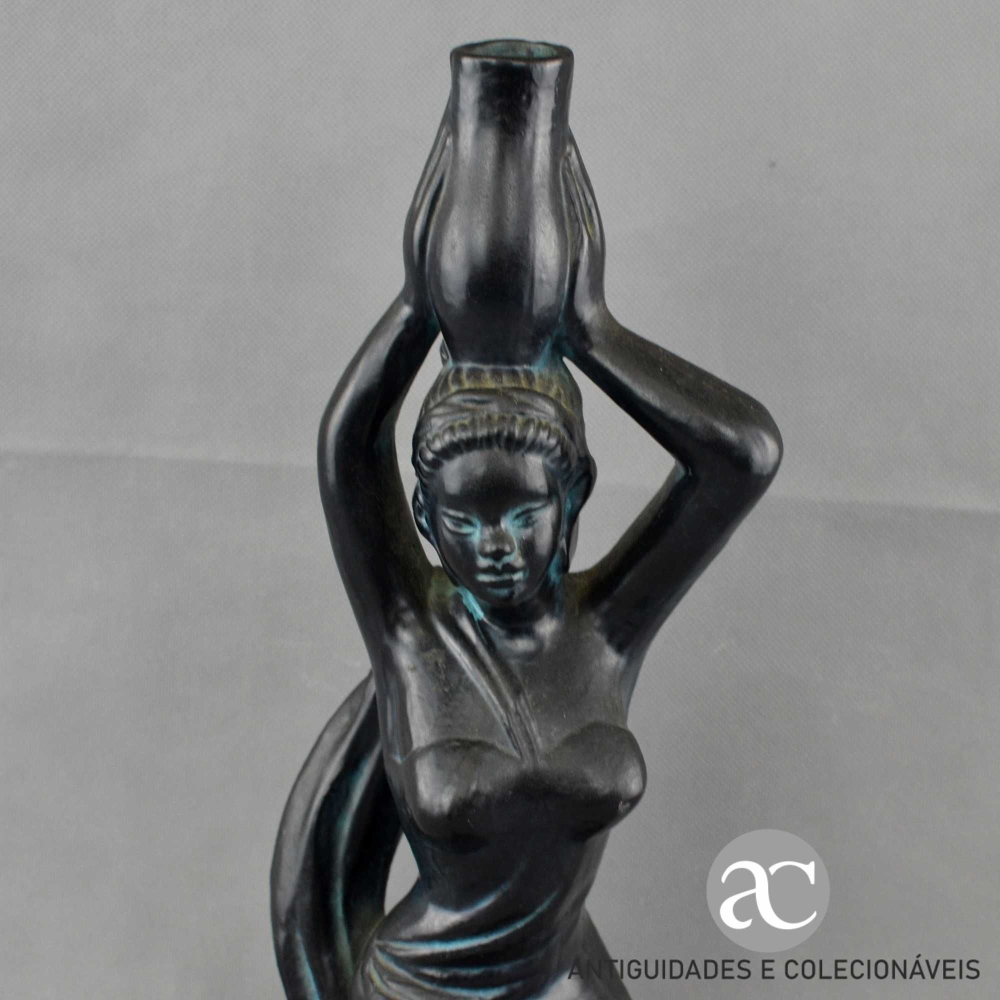 Vintage - Escultura de mulher com cântaro à cabeça em terracota