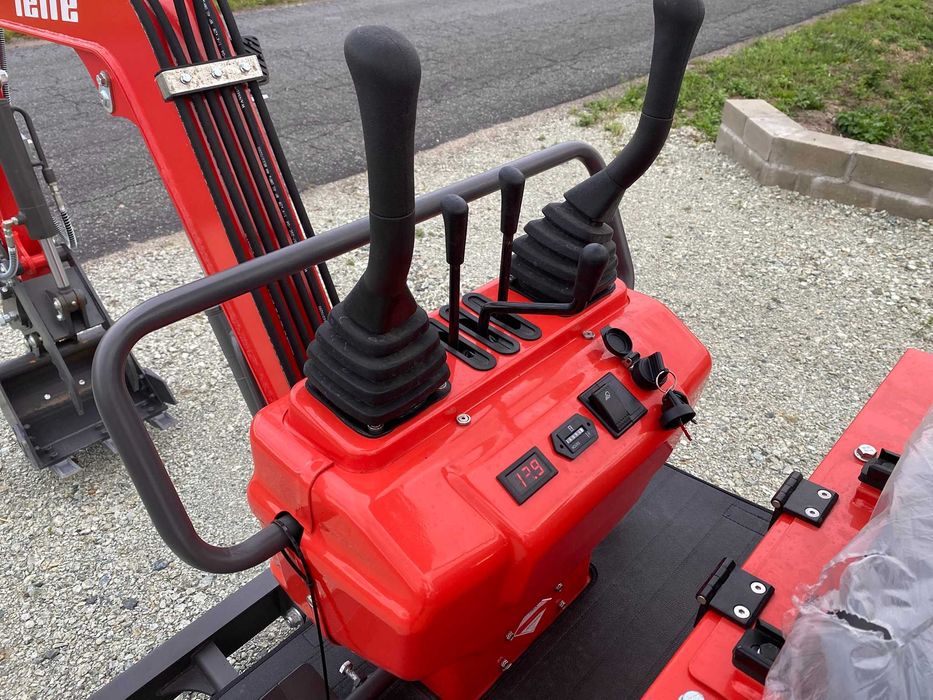 Minikoparka 1T + osprzęt wiertnica , skarpówka, 3 łyżki