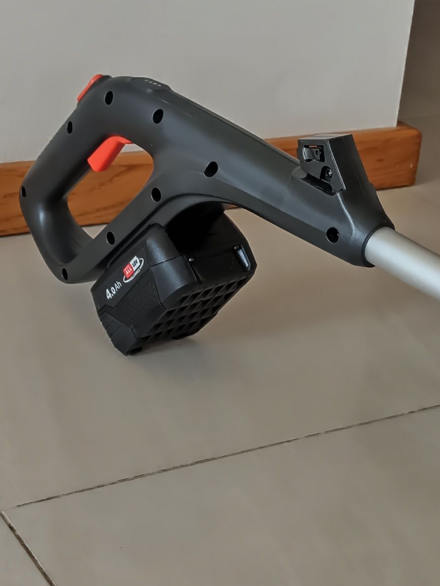 Gardena 18V z baterią 4 Ah + 20 ostrzy