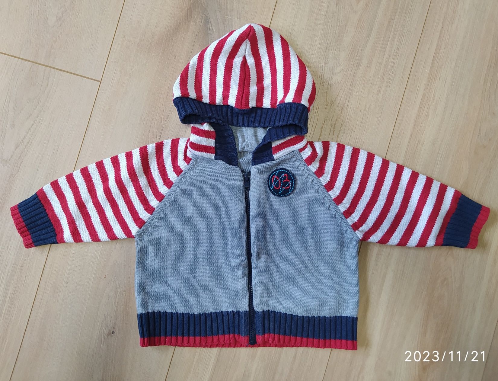 Sweter niemowlęcy rozpinany z kapturem r.68