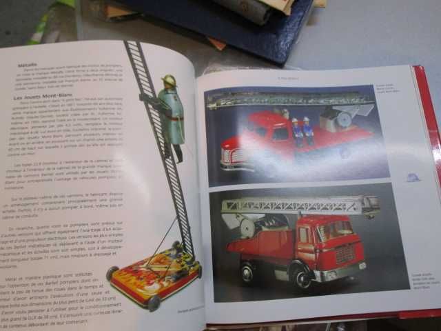 Livro francês sobre brinquedos de bombeiros