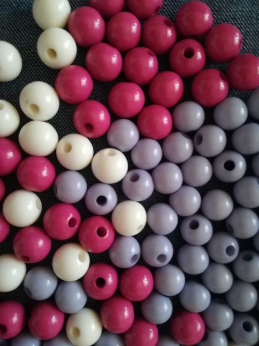 Missangas de várias cores e tamanhos