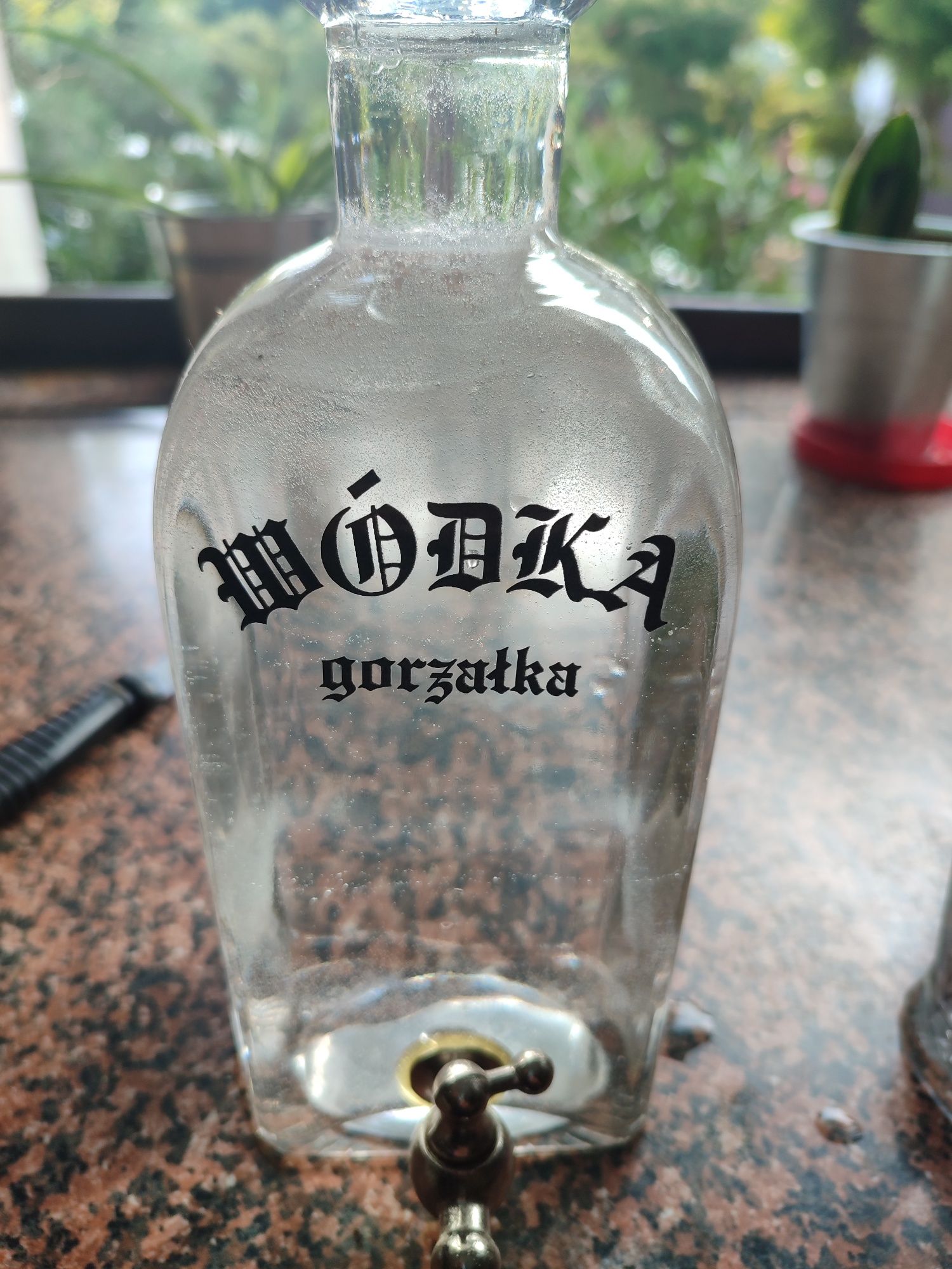 Karafka z dozownikiem i kieliszkami