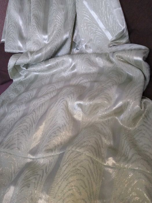 Dwie duże zasłony w kolorze pistacjowym