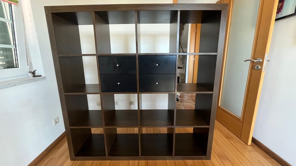 Estante IKEA com Cubos e Gavetas