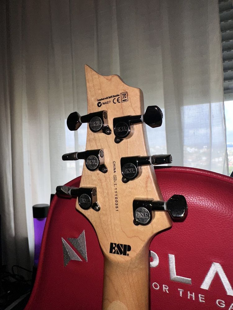 Guitarra ESP LTD NOVA com suporte