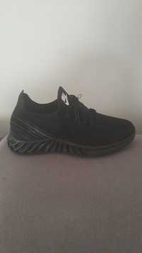 Nowe czarne buty sportowe 40