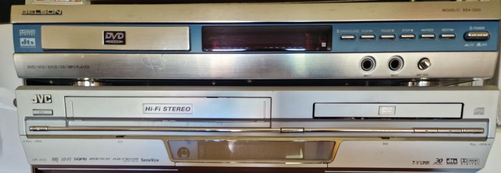 Leitor de cd's. Um com leitor de vhs, avariado.