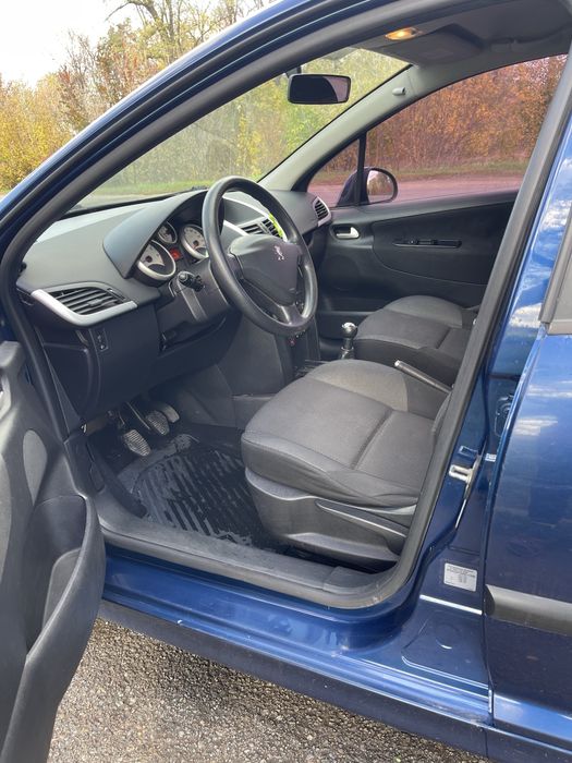 Автомобіль Пежо 207