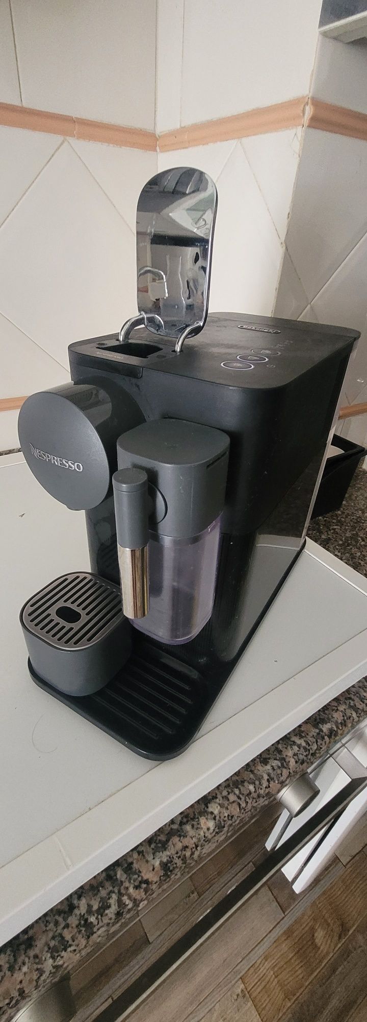 Maquina café nespresso latissima