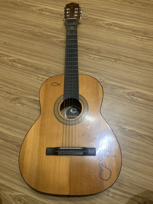 Гітара без однієї струни та чихла