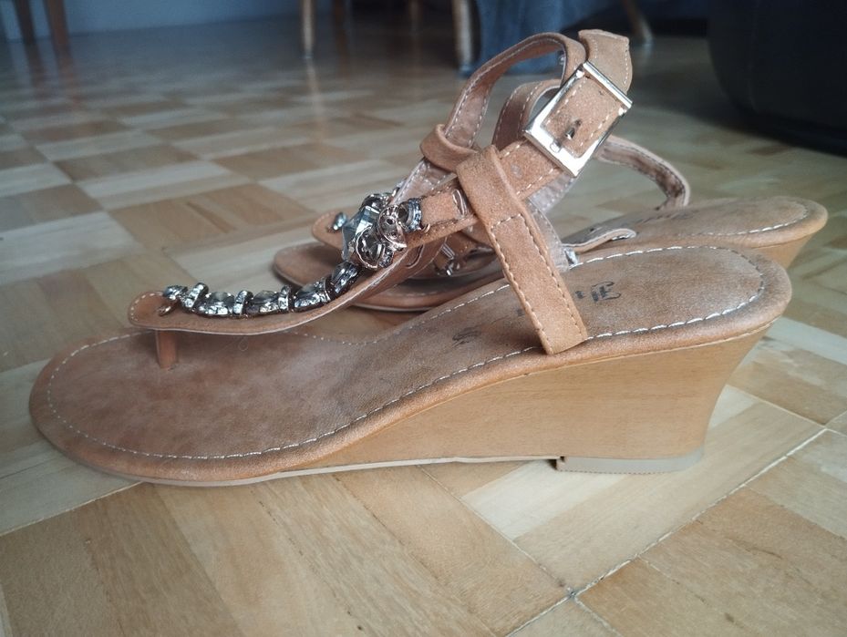 Sandały japonki na koturnie