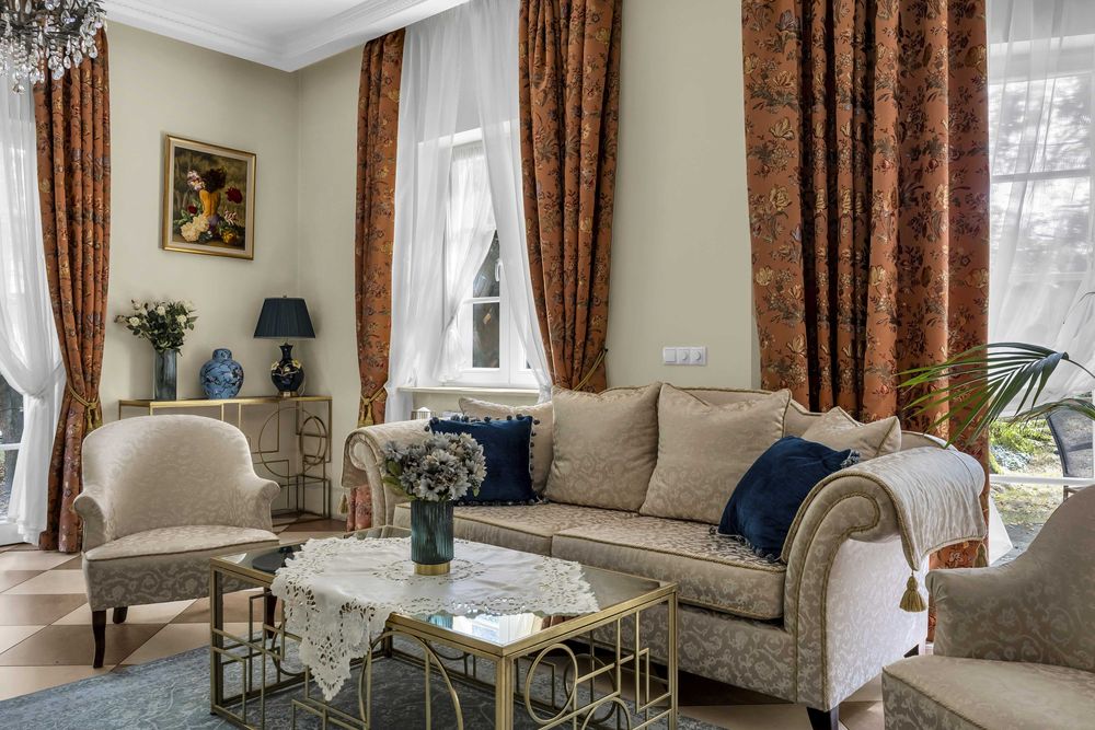 Stylowe kanapy plus 3 fotele oraz stół z krzeslami