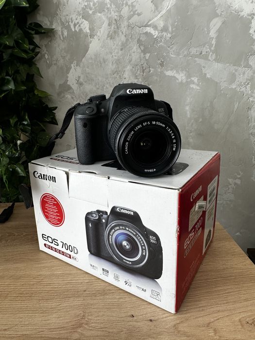 Lustrzanka Canon EOS 700D korpus + obiektyw