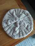 Beżowa czapka, a'la beret