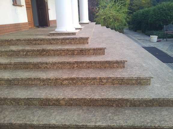 Schody z oryginalnego kamienia, konglomerat, spiek, marmur, granit
