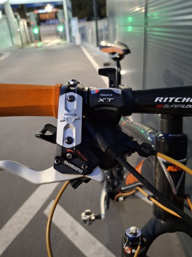 Bicicleta BTT KTM Carbono Suspensão Total