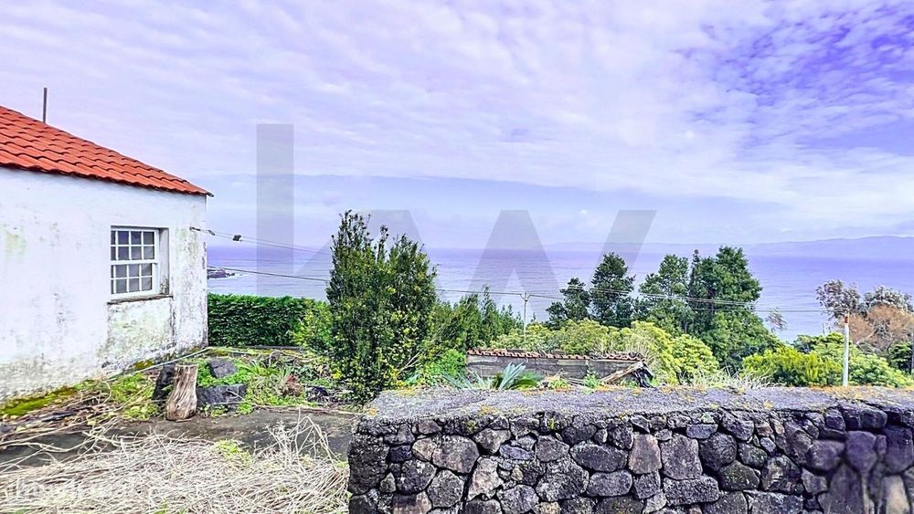 Moradia T3 com Vista Mar para Remodelar | São Miguel Arcanjo – Ilha do