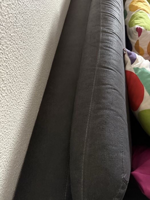 sofá preto de 2 lugares