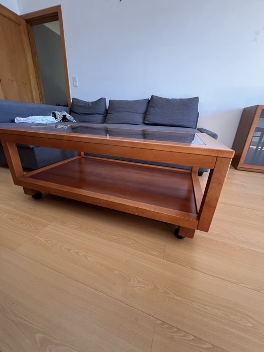 Mesa de centro com tampo de vidro