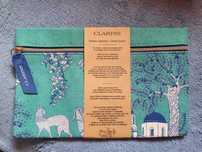Turkusowa kosmetyczka Clarins