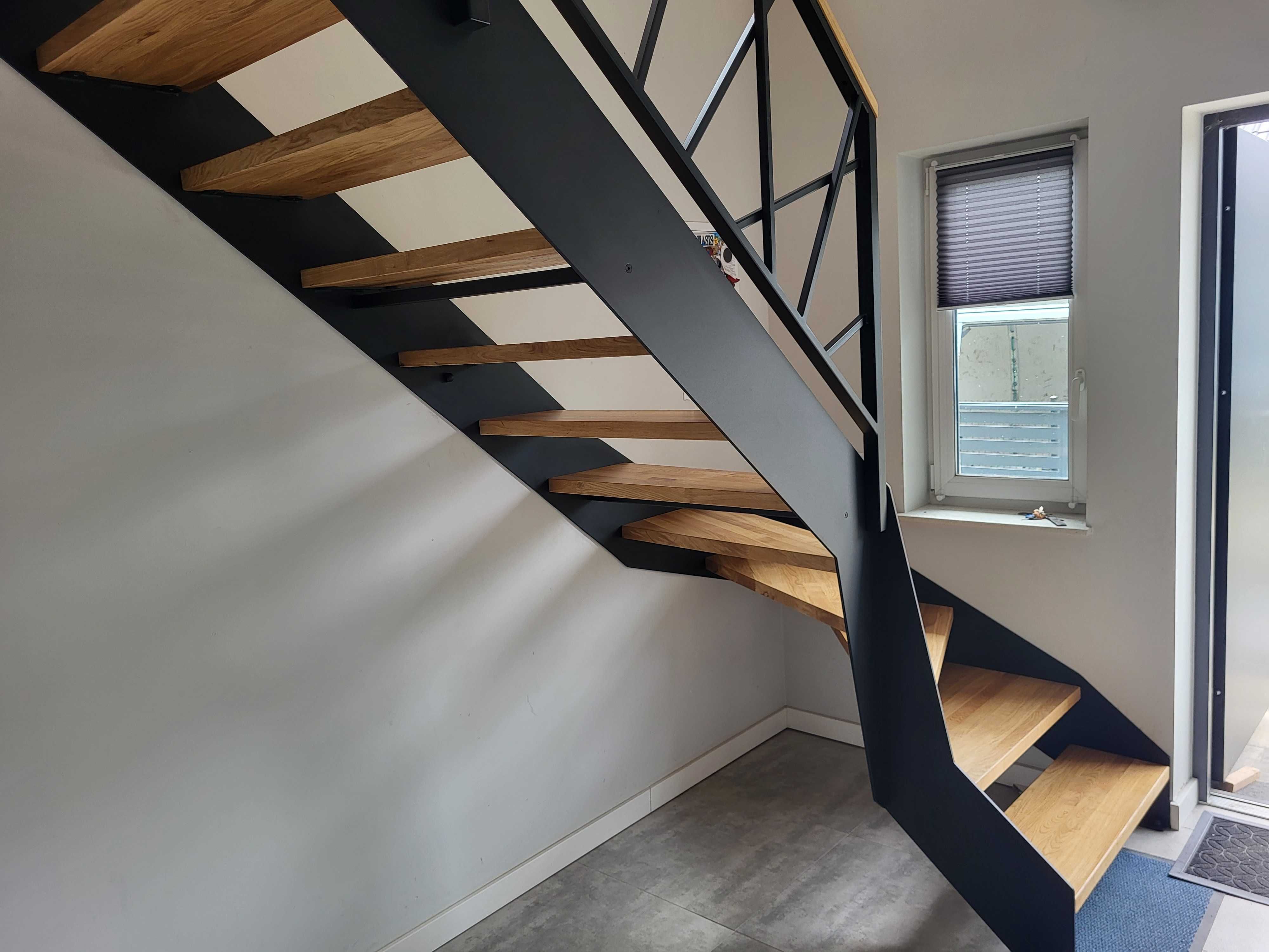 Schody wewnętrzne na konstrukcji metalowej ,balustrady