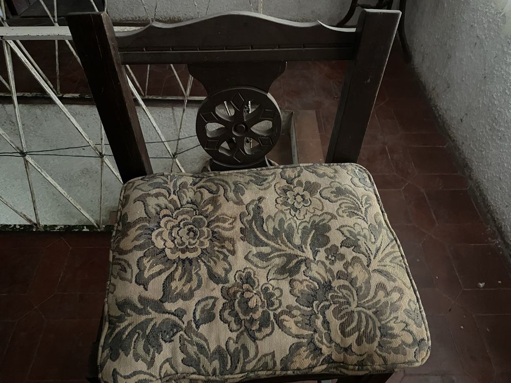 Bar antigo em madeira maciça