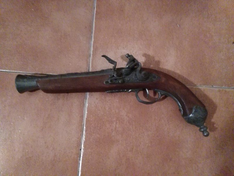 pistola antiga para decoração