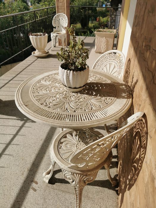 Mesa e cadeiras de ferro