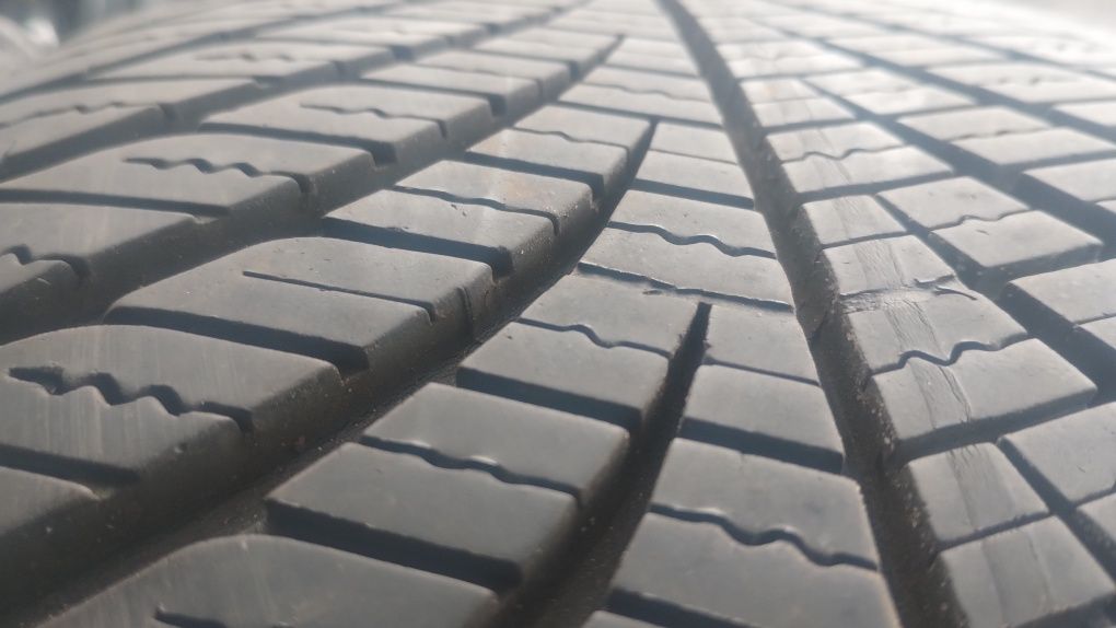215.55.17 Goodyear Vector 4 seasons