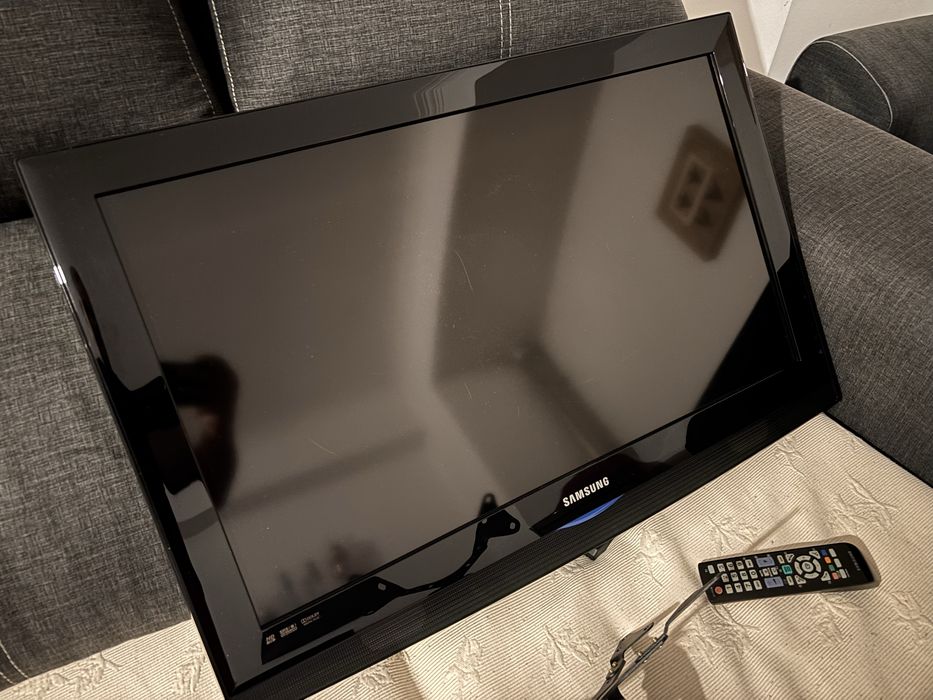 TV LCD Samsung com suporte de parede.