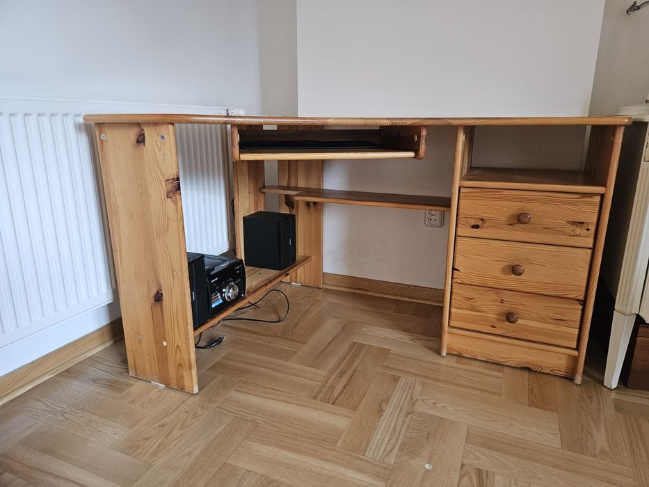 Sosnowe biurko narożne z nadstawką
Sosnowe biurko narożne z podstawką