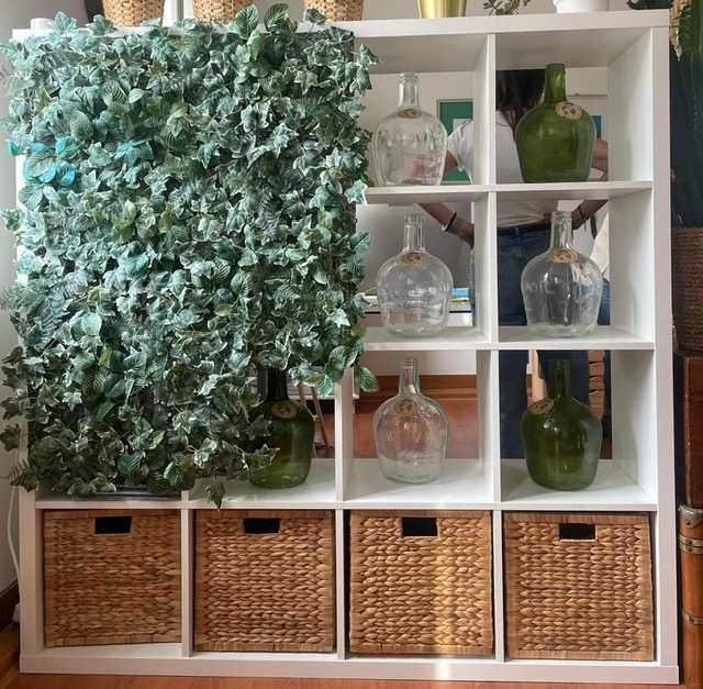 Móvel branco com cestos e plantas
