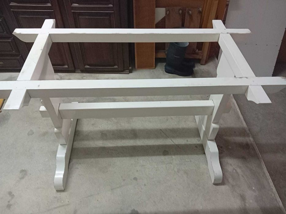 Mesa de jantar, com quatro cadeiras e tampo em pedra