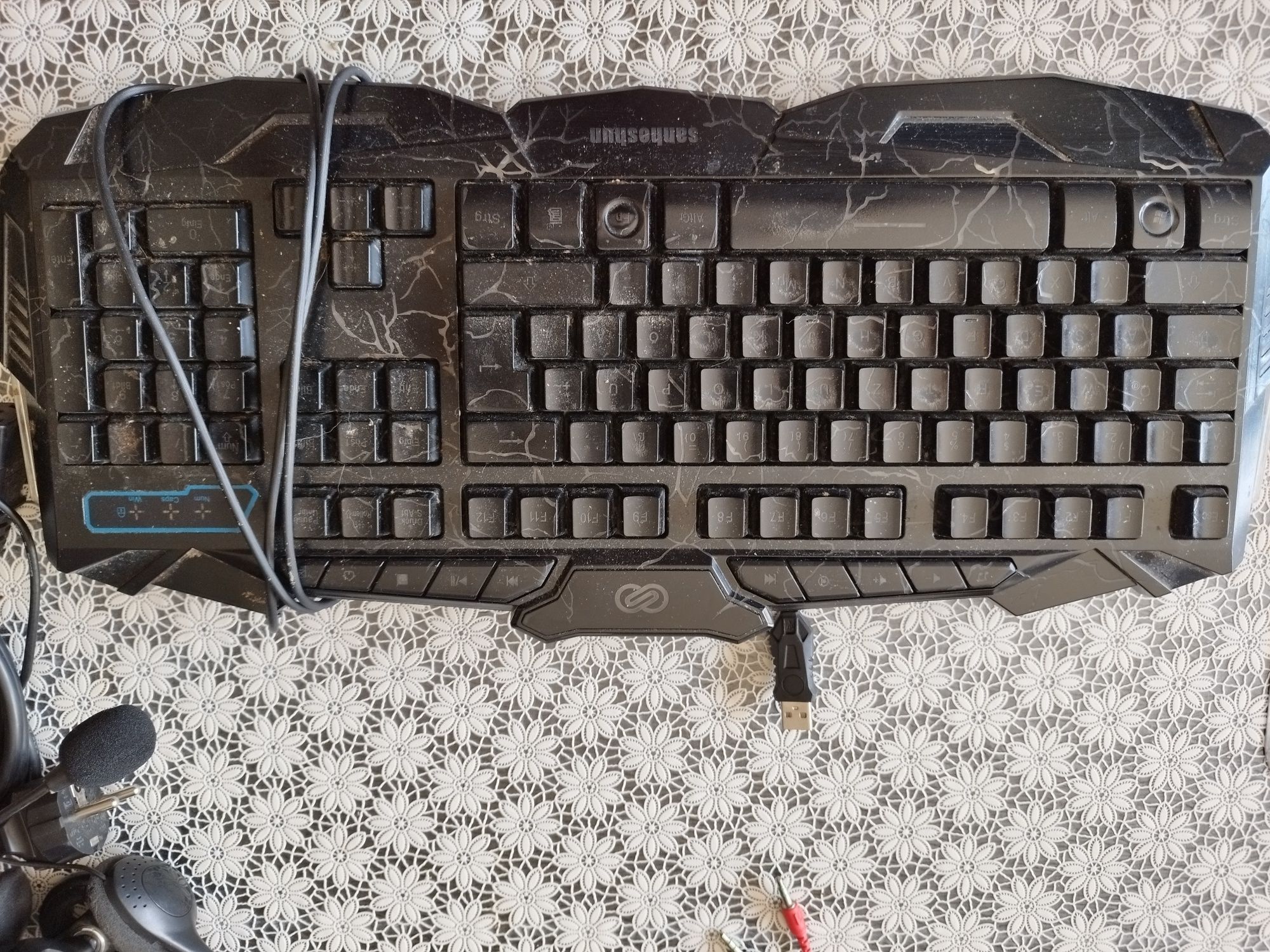 Komputer z monitorem i klawiatury