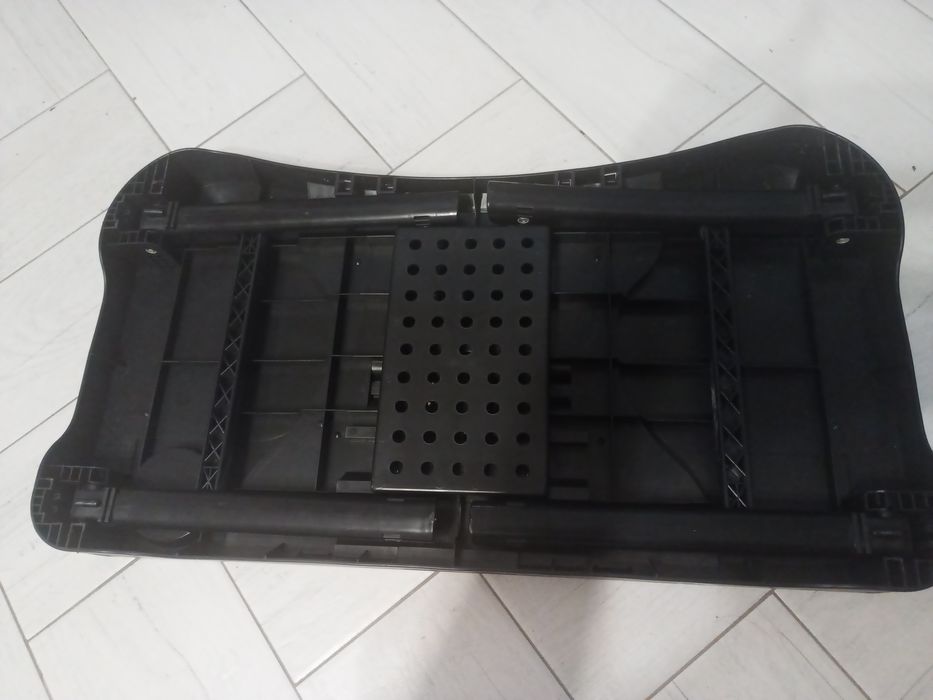 Stolik pod laptopa z wentylatorem